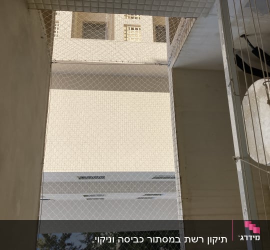 רשת למניעת כניסת יונים במרפסת בניין